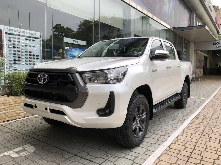 Toyota Hilux giá bán từ: 628 triệu – 913 triệu